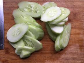 黄瓜削皮洗净，切3mm的薄片；