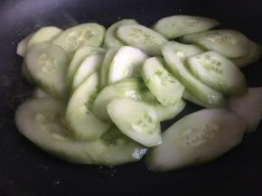 起锅倒入适量油，油热倒入黄瓜；