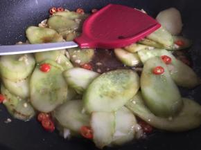 收汁差不多后，倒入半勺味精、半勺生抽翻炒均匀即可出锅；