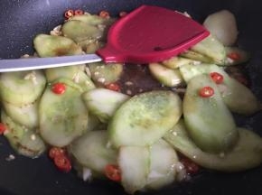 收汁差不多后，倒入半勺味精、半勺生抽翻炒均匀即可出锅；