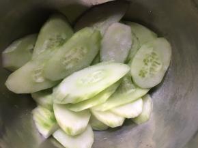 倒入盆中，用适量盐渍出水，大约10分钟左右后倒掉水备用；