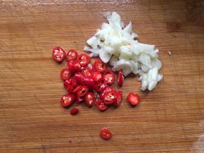 大蒜、辣椒切碎备用；