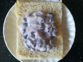 取适量的馅放在面包片中间