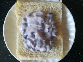 取适量的馅放在面包片中间