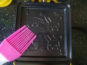 三明治机预热，刷油