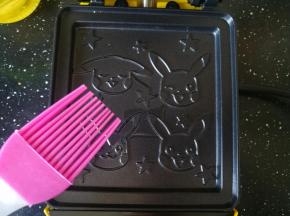 三明治机预热，刷油