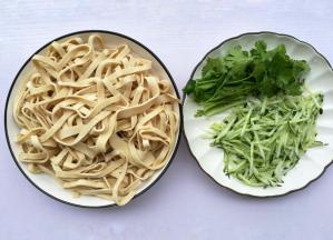 准备好所有食材。豆皮丝准备好，黄瓜切丝，香菜切断备用。