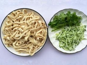 准备好所有食材。豆皮丝准备好，黄瓜切丝，香菜切断备用。