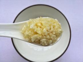 碗中加一勺蒜末。