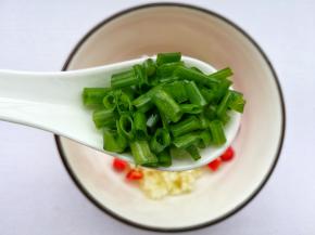 一勺葱花。