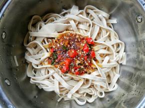 锅中烧开水，加豆皮焯一分钟捞出过凉，再倒入大盆中，加入调好的料汁。