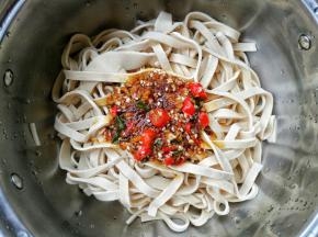锅中烧开水，加豆皮焯一分钟捞出过凉，再倒入大盆中，加入调好的料汁。