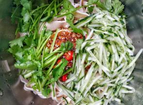 放入黄瓜丝、香菜。