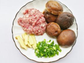 准备好所有食材。猪肉切末，姜切片，葱切葱花~