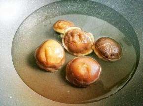 香菇焯水。