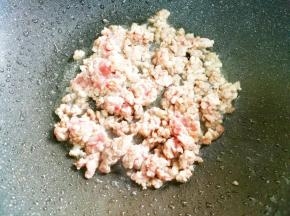 锅中加少许油，放入肉末炒至变白。