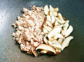 加入香菇和姜片翻炒30秒。