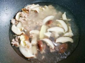加入一大碗水，煮3分钟。