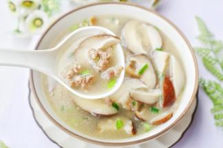 出锅撒上葱花，超鲜美的香菇瘦肉汤就做好啦~
