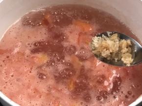 加入冰糖，拌匀后煮10分钟后关火，焖20分钟