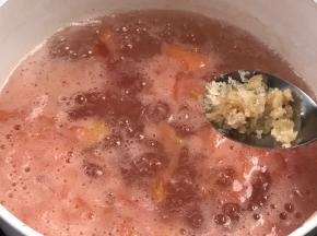 加入冰糖，拌匀后煮10分钟后关火，焖20分钟