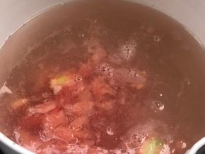 加入番茄拌匀，煮沸