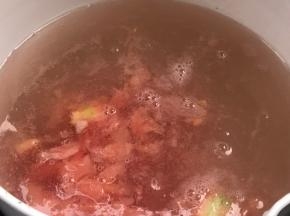 加入番茄拌匀，煮沸