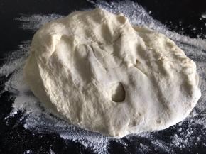 取出发酵好的面团，揉压排气