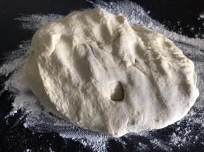 取出发酵好的面团，揉压排气