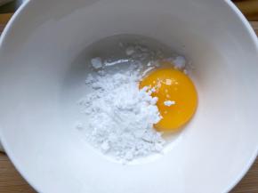 糖粉和蛋黄混合搅拌均匀