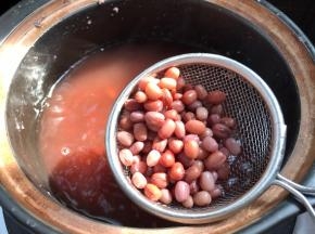 洗净后放入锅中煮熟，捞出沥水