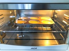 放入预热好的ACA烤箱中，150度中层，上下火25分钟