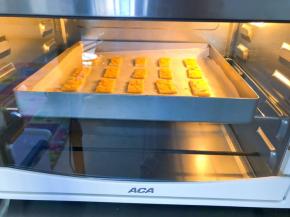 放入预热好的ACA烤箱180度中层，上下火20分钟