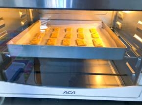 放入预热好的ACA烤箱180度中层，上下火20分钟