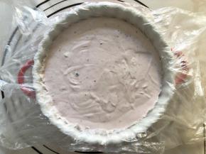 倒入盘子中，抹平