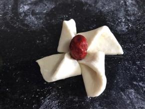 再放入红枣压一下