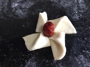 再放入红枣压一下