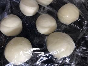 盖上保鲜膜醒发10分钟左右