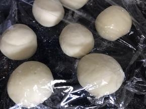 盖上保鲜膜醒发10分钟左右