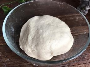 把除红枣之外的所有食材，一起放入容器中，混合后揉成光滑面团