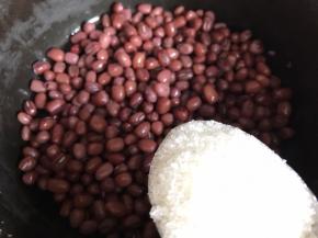 加入白糖，拌匀腌制备用