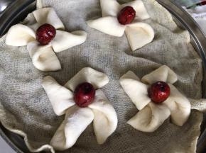 放入铺好蒸布的蒸格上，密封醒发15分钟后放入开水锅中，蒸10分钟即可