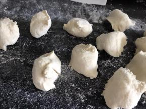 揉匀后的面团，搓成长条，分成若干个小剂子