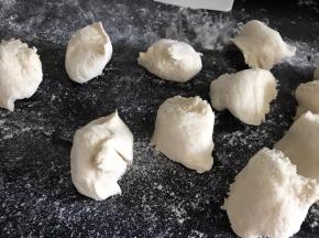 揉匀后的面团，搓成长条，分成若干个小剂子