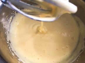 打发至拉起打蛋头，蛋糊掉落不会很快消失状态