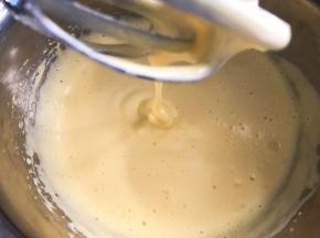 打发至拉起打蛋头，蛋糊掉落不会很快消失状态