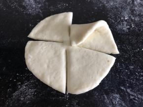 把其中的一片的一角，折入中间