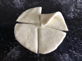 把其中的一片的一角，折入中间