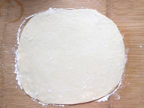 用擀面棒擀大，长方形的样子