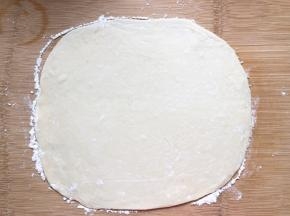 用擀面棒擀大，长方形的样子